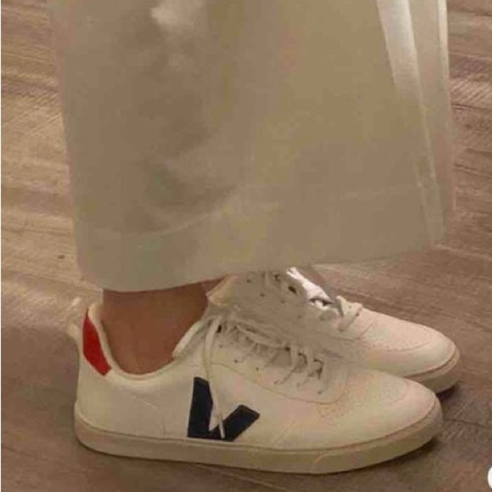 VEJA V-10 sneakers NWOT